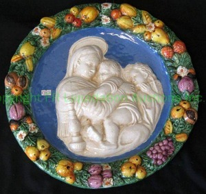 lot 199 image: Italian ceramic Della Robbia Madonna and child wall decor, 17 wide
