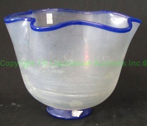 lot 427 image: Murano hand blown glass handkerchief vase, 7.5 tall