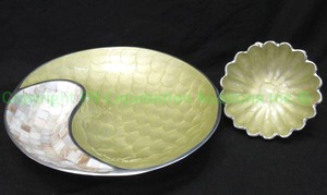 lot 121 image: Julia Knight ying yang bowl 13 wide and mojito bowl