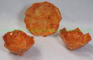 lot 106 image: Italian ceramic acero foglia dipping bowls and saucer
