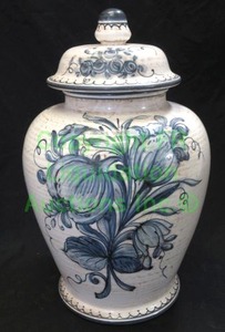lot 292 image: Saca Castelli Italian ceramic fiori theme lidded urn, 15 tall