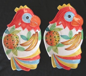 lot 282 image: Italian ceramic parrot theme serving trays, 14 x 11.5 each
