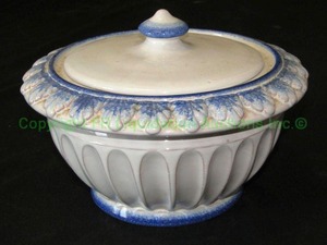 lot 259 image: Ceramica de arte La Torre finial lid bowl, 6 tall