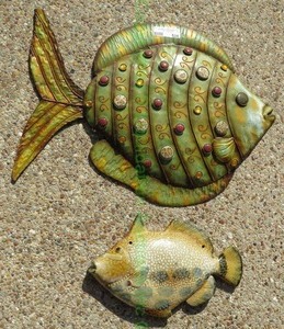 lot 524 image: Metal and ceramic fish wall art