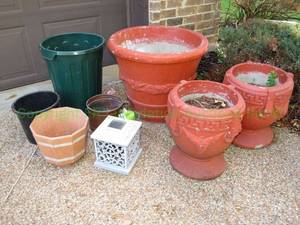 lot 516 image: Assorted planters and gardening pots