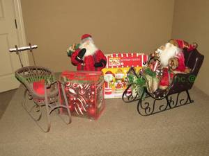 lot 193 image: Large Santa sleigh and Christmas decor as shown