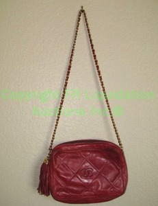 lot 527 image: Chanel leather purse