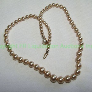 lot 385 image: Genuine pearl necklace