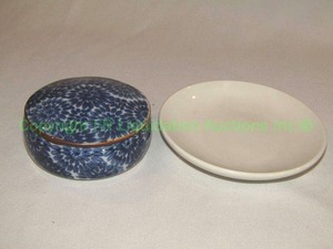 lot 115 image: Vintage Fitz & Floyd ceramic ring box and wedgwood saucer