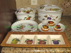 lot 362 image: Royal Worcester porcelain serving set plus