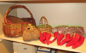 lot 346 image: Ceramic decor chile peppers, baskets plus