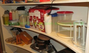 lot 356 image: Rubbermaid and other brands plastic food storage containers