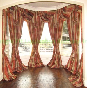 lot 228 image: Drapery and hardware