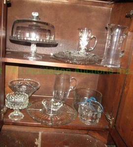 lot 259 image: Assorted glass serving ware