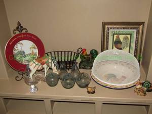 lot 274 image: Assorted home decor including Petroleum club of Fort Worth plate, Rooster figurines and more