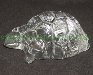 lot 324 image: Handmade Boda Sweden glass figural turtle