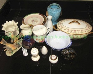 lot 326 image: Assorted ceramicporcelain collectibles