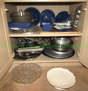lot 328 image: Assorted pots & pans plus Smartware silicone bakeware