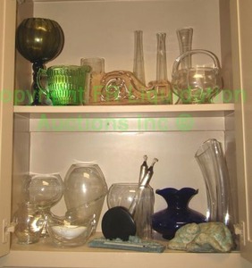 lot 313 image: Assorted glass decor and vases as shown