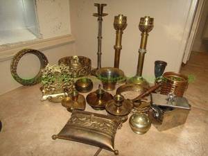 lot 310 image: Brass home decor as shown
