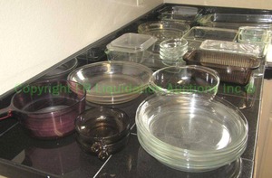 lot 305 image: Pyrex and other brands glass baking ware