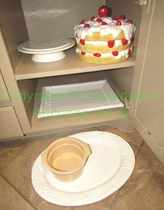lot 311 image: Gibson large serving platters and pedestal cake keeper
