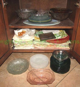 lot 366 image: Assorted glass serving plates, fabric place mats as shown