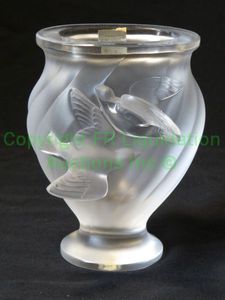 lot 412 image: Lalique frosted crystal Martinets vase