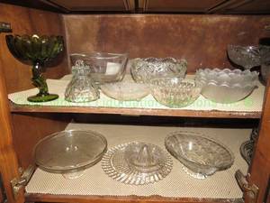 lot 415 image: Assorted glass serving dishes as shown