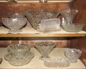 lot 416 image: Assorted glass serving dishes as shown