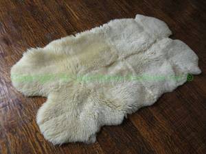 lot 525 image: Faux sheep skin rug 32 x 69