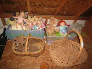lot 89 image: Assorted stuffed animals, dolls and baskets as shown