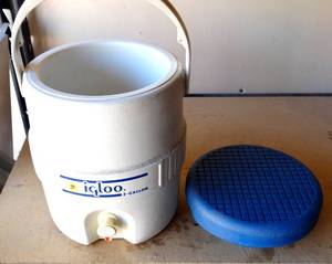 lot 9 image: Igloo 2 Gallon Water Cooler