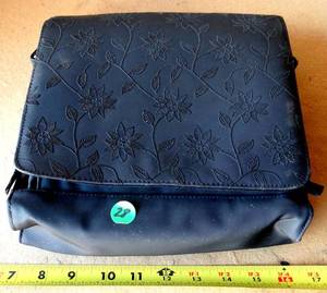 lot 28 image: HANDY COMPARTMENT BAG