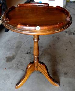 lot 73 image: VINTAGE SMOKERS TABLE