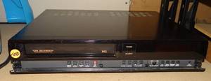 lot 100 image: SHARP VC-A607 VCR - HAS POWER