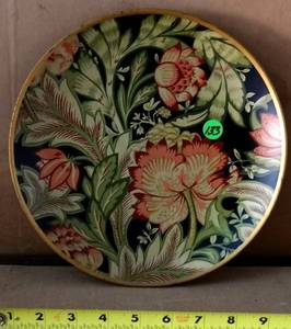 lot 133 image: PRETTY WALL HANGING PLATE