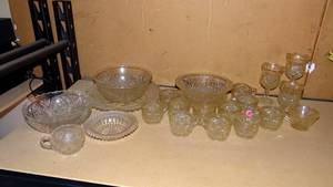 lot 137 image: LARGE lOT OF CRYSTALWARE