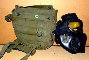 lot 146 image: OFFICIAL MILTARY ISSUE 500 I 52 GAS MASK WITH POUCH