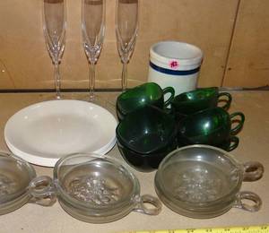 lot 183 image: ASSORTMENT OF VINTAGE GLASSWARE