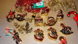 lot 185 image: LARGE ASSORTMENT OF CHRISTMAS ORNAMENTS