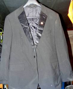 lot 201 image: MENS WAREHOUSE RACK PULL  - J FERRAR TUXEDO JACKET (46R)