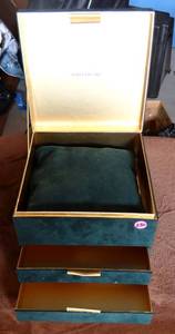 lot 230 image: ESTEE LAUDER MAKEUP BOX