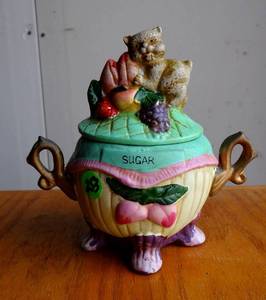 lot 253 image: CUTE DECORATIVE SUGAR BOWL