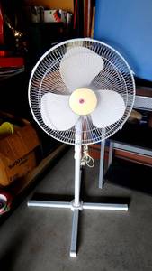 lot 259 image: WORKING ROTATING FLOOR FAN