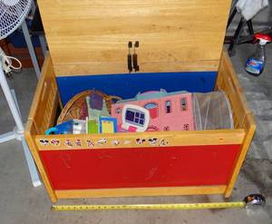 lot 261 image: LARGE VINTAGE WOODEN TOYBOX WITH CONTENTS