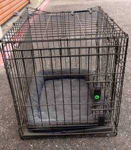 lot 267 image: PORTABLE DOG CRATE