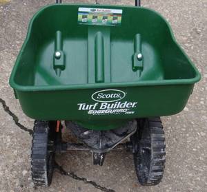 lot 268 image: SCOTTS TURF BUILDER SEEDER IN GREAT CONDITION
