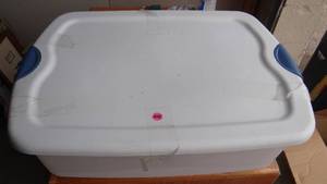 lot 272 image: STERLITE 35 QT TOTE WITH LOCK LID