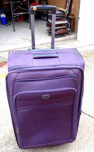 lot 278 image: LARGE 4 WHHEL SUITCASE IN GREAT CONDITION